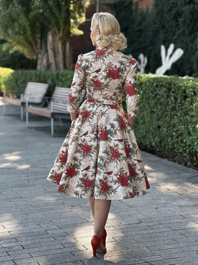 Tył sukienki jesiennej retro z kołnierzem i paskiem, wzór w kwiaty i ptaki