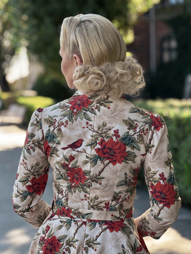 Zbliżenie na tył sukienki jesiennej retro z kołnierzem i paskiem, wzór w kwiaty i ptaki