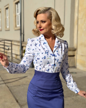 Bluzka koszulowa - Clara (niezapominajki na białym tle)