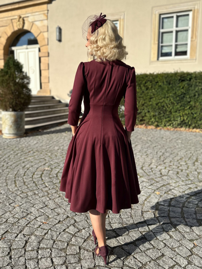 Sukienka Ingrid – elegancka sukienka rozkloszowana z tyłu. Sukienka Ingrid – tył sukienki rozkloszowanej w kolorze kasztanowego bordo.