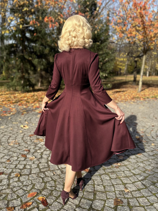 Sukienka Ingrid – tył sukienki rozkloszowanej w kolorze kasztanowego bordo.