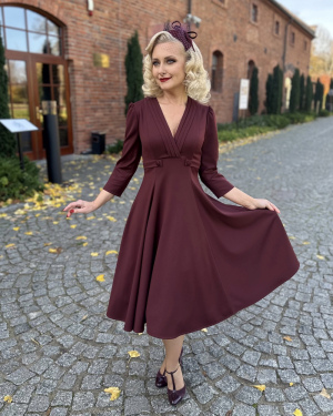 Sukienka rozkloszowana Ingrid w kolorze kasztanowego bordo – elegancka sukienka retro na wesele.