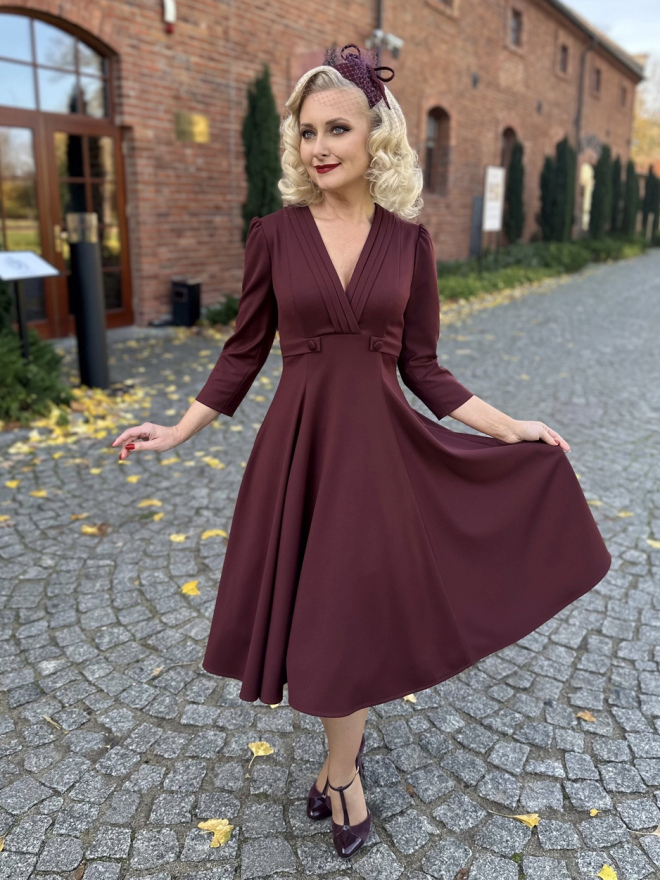Sukienka Ingrid – rozkloszowana sukienka retro w kolorze kasztanowego bordo. Sukienka rozkloszowana Ingrid w kolorze kasztanowego bordo – elegancka sukienka retro na wesele.