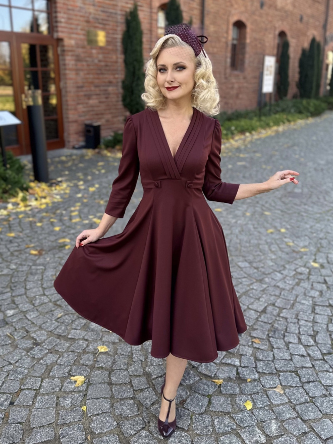 Sukienka Ingrid – rozkloszowana sukienka retro w kolorze kasztanowego bordo. Sukienka rozkloszowana Ingrid w kolorze kasztanowego bordo – elegancka sukienka retro na wesele.
