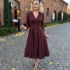 Sukienka Ingrid – elegancka sukienka retro o rozkloszowanym kroju. Sukienka retro Ingrid w kolorze kasztanowego bordo z kopertowym dekoltem i rozkloszowanym dołem.