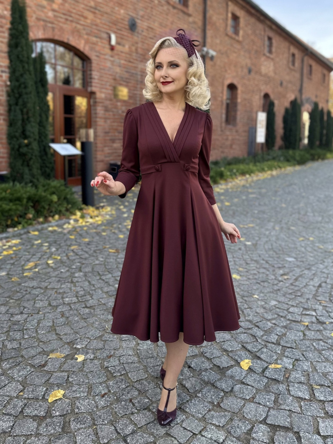 Sukienka Ingrid – elegancka sukienka retro o rozkloszowanym kroju. Sukienka retro Ingrid w kolorze kasztanowego bordo z kopertowym dekoltem i rozkloszowanym dołem.