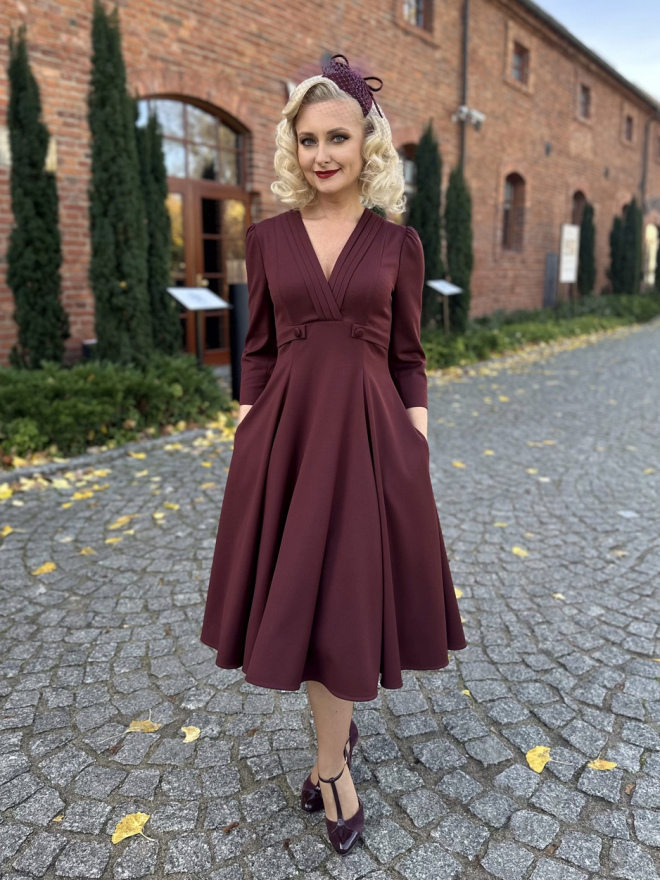Sukienka Ingrid – elegancka sukienka retro o rozkloszowanym kroju. Sukienka retro Ingrid w kolorze kasztanowego bordo z kieszeniami i rozkloszowanym dołem.