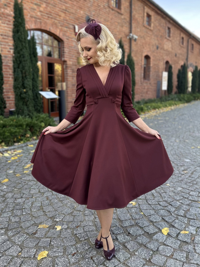 Sukienka Ingrid – kobieca sukienka rozkloszowana inspirowana modą retro. Sukienka Ingrid – rozkloszowana sukienka retro z kopertowym dekoltem i szerokim dołem.