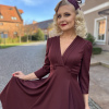 Sukienka Ingrid – szczegóły wykończenia w stylu retro. Detale sukienki Ingrid – kopertowy dekolt i oblekane guziczki w stylu retro.