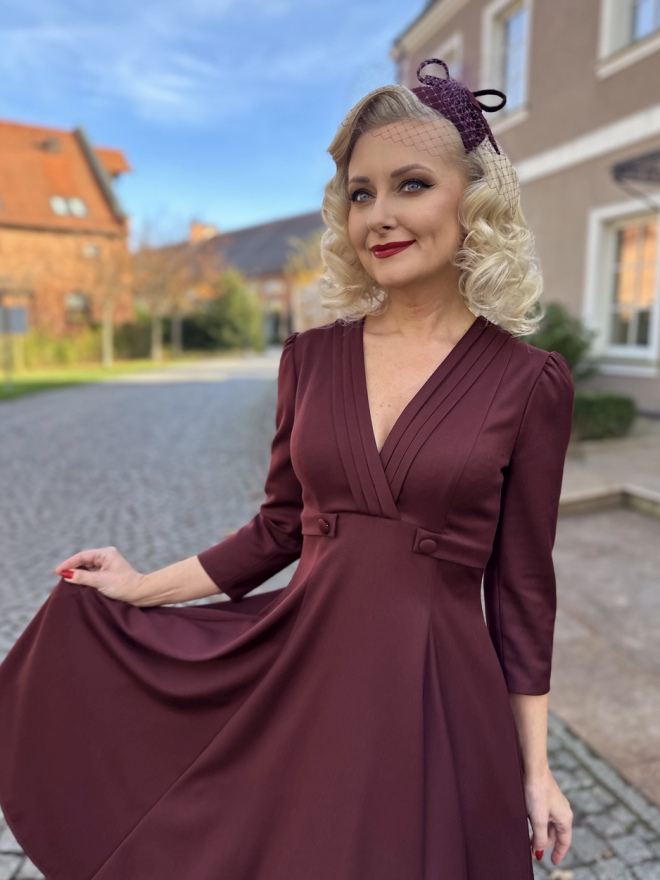 Sukienka Ingrid – szczegóły wykończenia w stylu retro. Detale sukienki Ingrid – kopertowy dekolt i oblekane guziczki w stylu retro.