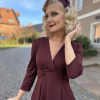 Sukienka Ingrid – szczegóły wykończenia w stylu retro. Detale sukienki Ingrid – kopertowy dekolt i oblekane guziczki w stylu retro.