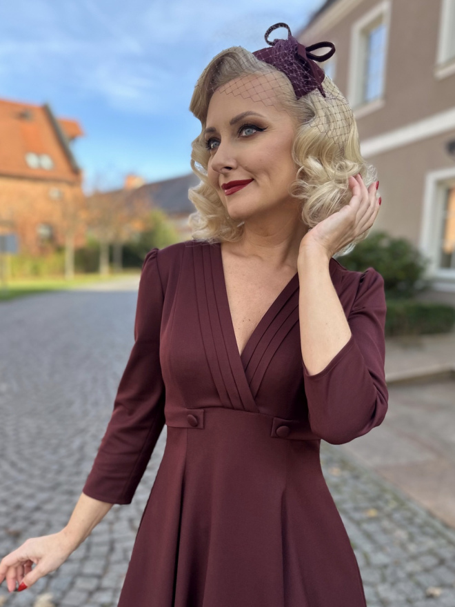 Sukienka Ingrid – szczegóły wykończenia w stylu retro. Detale sukienki Ingrid – kopertowy dekolt i oblekane guziczki w stylu retro.