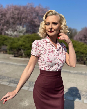 Bluzka koszulowa - Clara (różowo fioletowe kwiatki na kremowym tle)