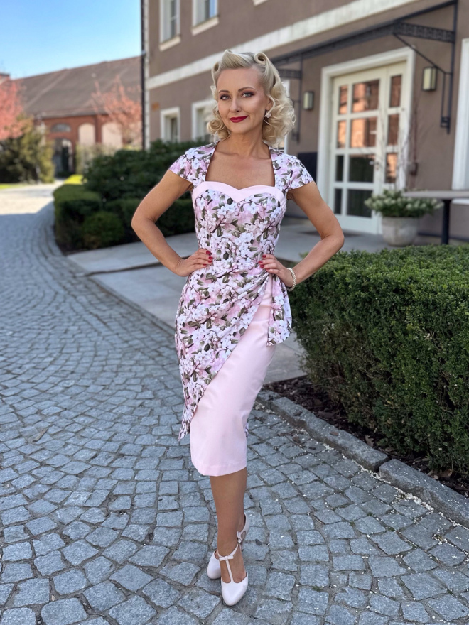 Sukienka ołówkowa retro Rosalie kwiaty wiśi dopasowana w talii, elegancka sukienka na wesele