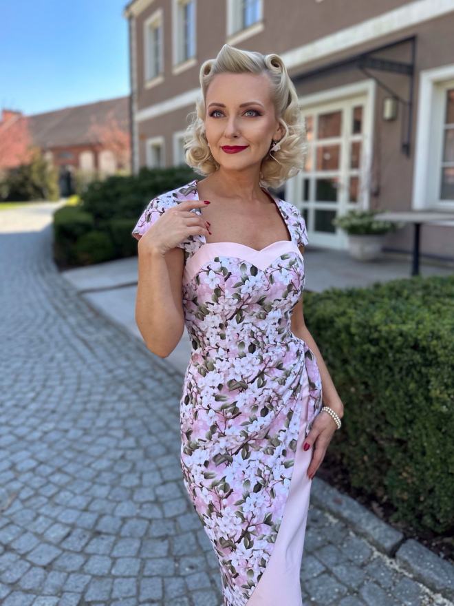 Sukienka Rosalie retro z dekoltem serce i rękawkami cap sleeve w kwiaty wiśni