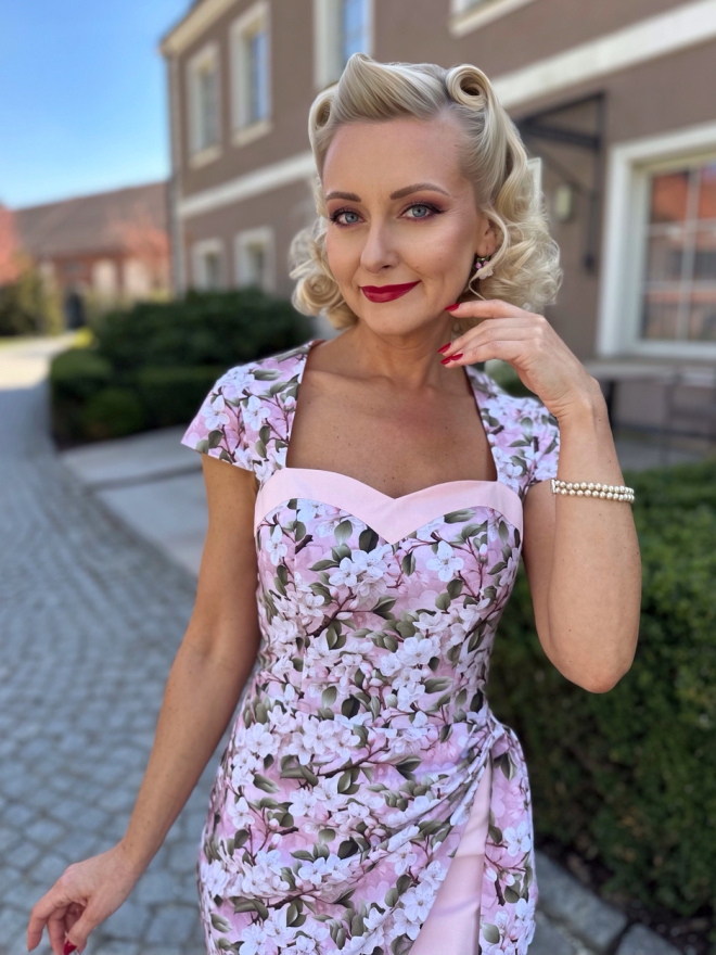 Zbliżenie sukienki Rosalie w kwiaty wiśni elegancka sukienka retro na komunię