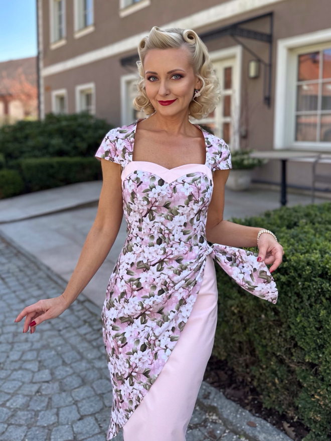 Sukienka retro Rosalie z asymetryczną wstawką sakura i gładkim panelem różowym