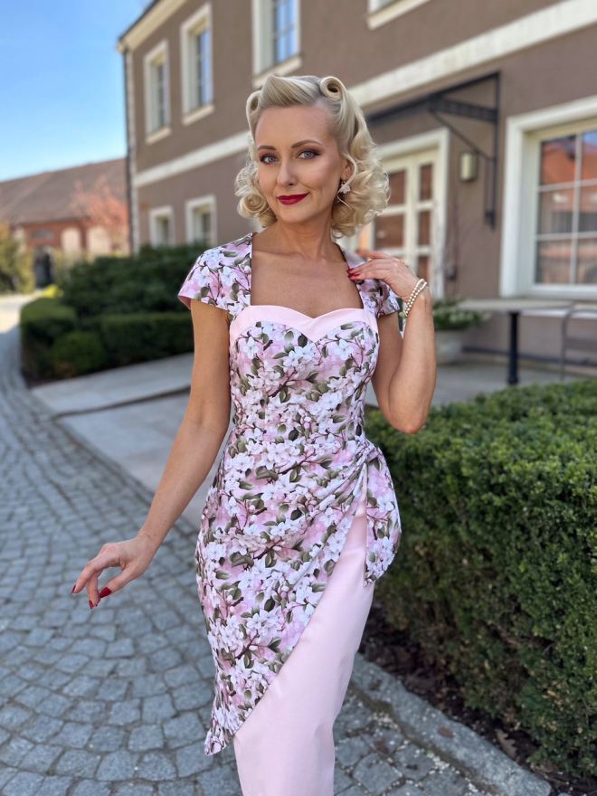 Sukienka Rosalie retro przód sylwetki kwiaty wiśni elegancka sukienka ołówkowa