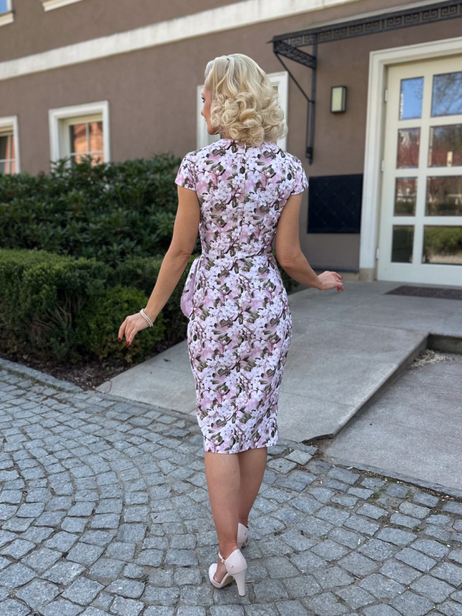 Tył sukienki Rosalie retro w kwiaty wiśni dopasowany krój