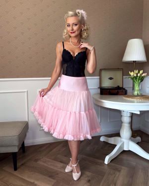 Różowa, tiulowa halka petticoat podniesiona z jednej strony