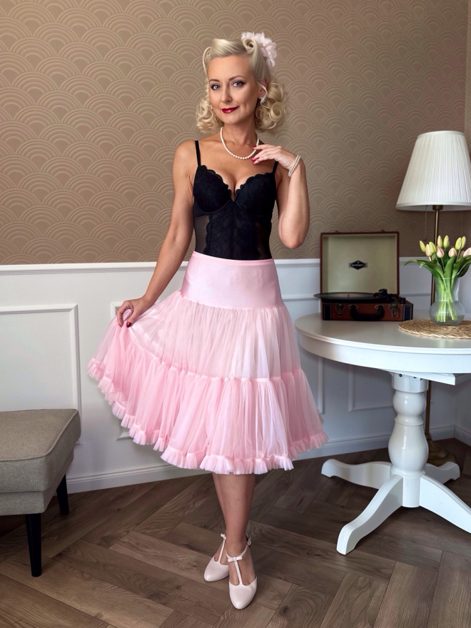 Różowa, tiulowa halka petticoat podniesiona z jednej strony