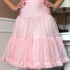 Zbliżenie na tiulową halkę petticoat pudrowy róż