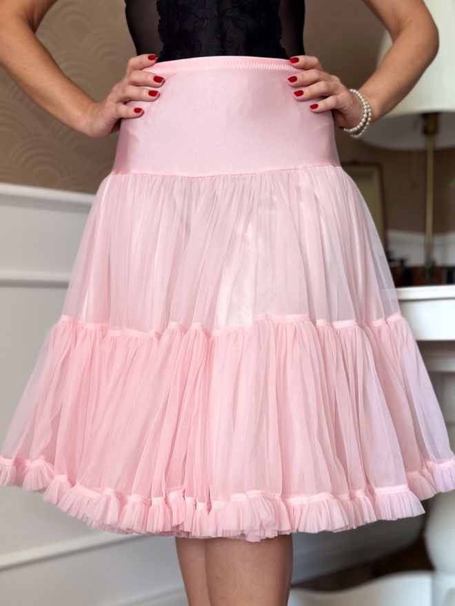 Zbliżenie na tiulową halkę petticoat pudrowy róż