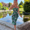 Sukienka tiki retro Leilani z dekoltem w serce i tropikalnym wzorem hibiskusów