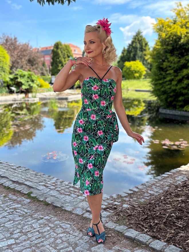 Sukienka tiki retro Leilani z dekoltem w serce i tropikalnym wzorem hibiskusów