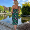 Tył sukienki tiki retro Leilani w hibiskusy i tropikalne liście
