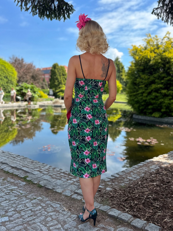Tył sukienki tiki retro Leilani w hibiskusy i tropikalne liście