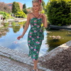 Sukienka tiki retro Leilani w różowe hibiskusy i tropikalne liście na czarnym tle z asymetrycznym drapowaniem