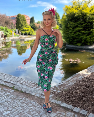 Sukienka tiki retro Leilani w różowe hibiskusy i tropikalne liście na czarnym tle z asymetrycznym drapowaniem