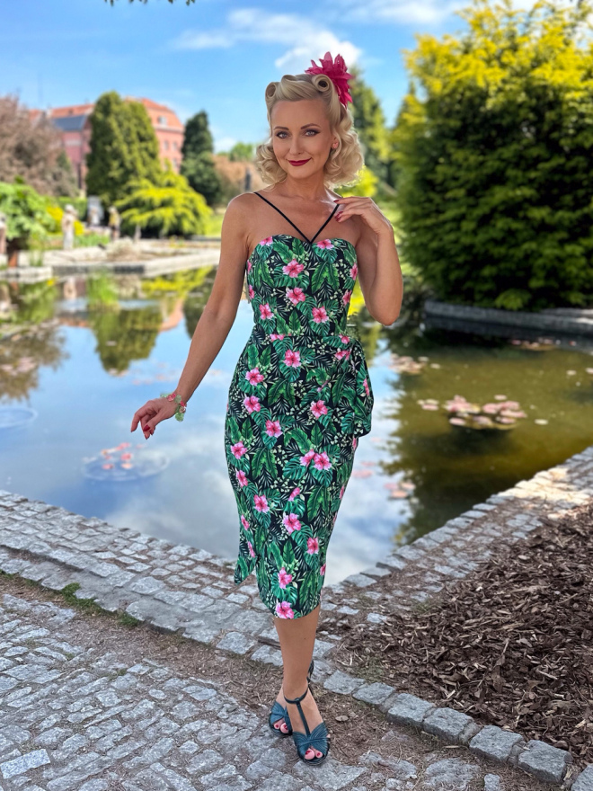 Sukienka tiki retro Leilani w różowe hibiskusy i tropikalne liście na czarnym tle z asymetrycznym drapowaniem