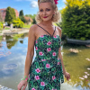 Detal sukienki tiki retro Leilani z dekoltem w serce i wzorem hibiskusów
