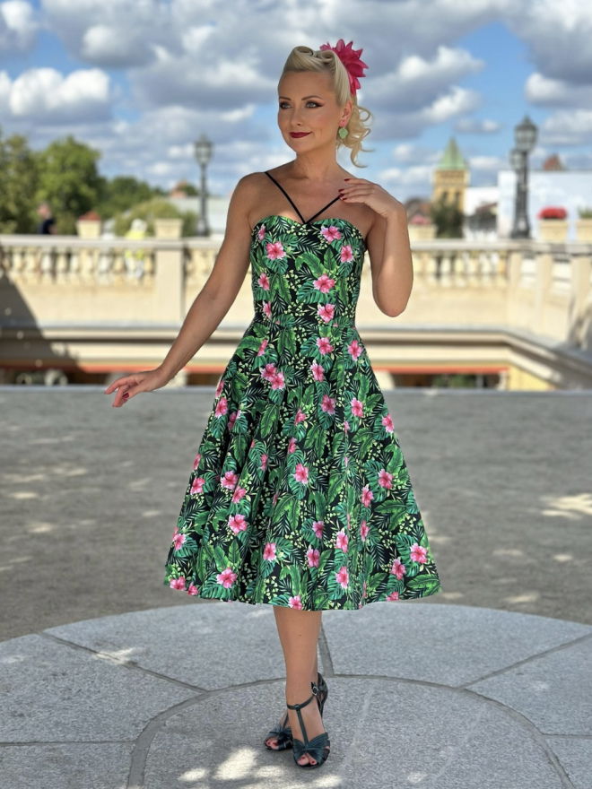 Sukienka retro Kailani w tropikalne kwiaty z rozkloszowanym dołem z pełnego koła