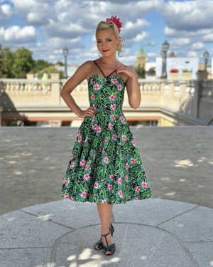 Rozkloszowana sukienka w tropikalne kwiaty Kailani z dekoltem w kształcie serca