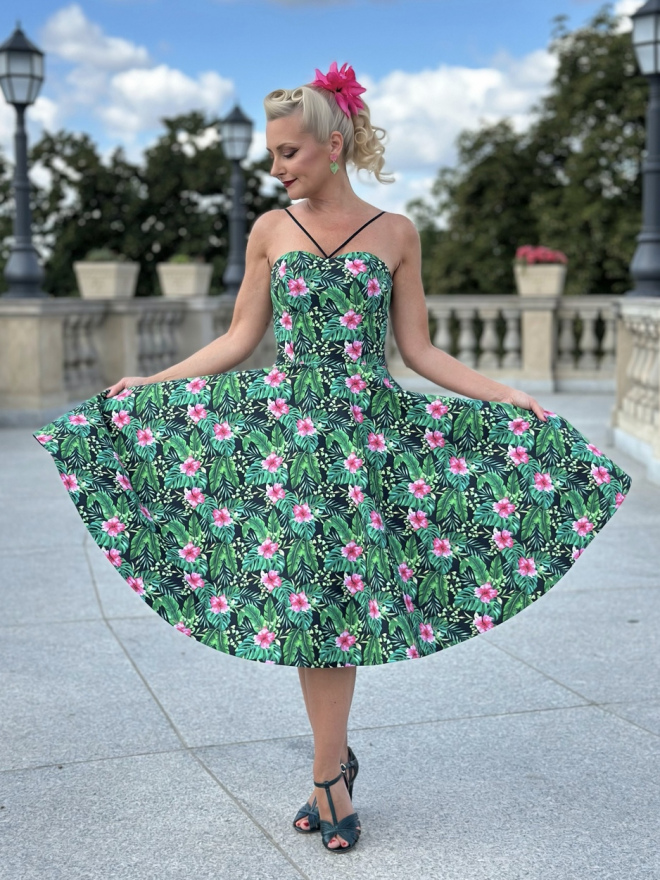 Sukienka retro Kailani z rozłożonym dołem z pełnego koła w tropikalne kwiaty