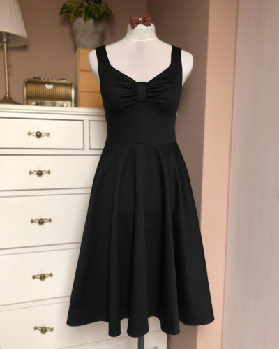 Czarna, elegancka sukienka rozkloszowana