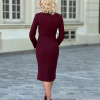 Krótki żakiet damski retro Victoria pokazany z tyłu. Ujęcie eksponuje konstrukcyjne cięcia, które modelują fason, oraz długość żakietu kończącą się przed talią. Wkłady barkowe subtelnie podkreślają linię ramion i pomagają zachować elegancką formę żakietu. Gładka tkanina w głębokim odcieniu ciemnej wiśni dodatkowo uwydatnia starannie dopracowaną konstrukcję Victorii.