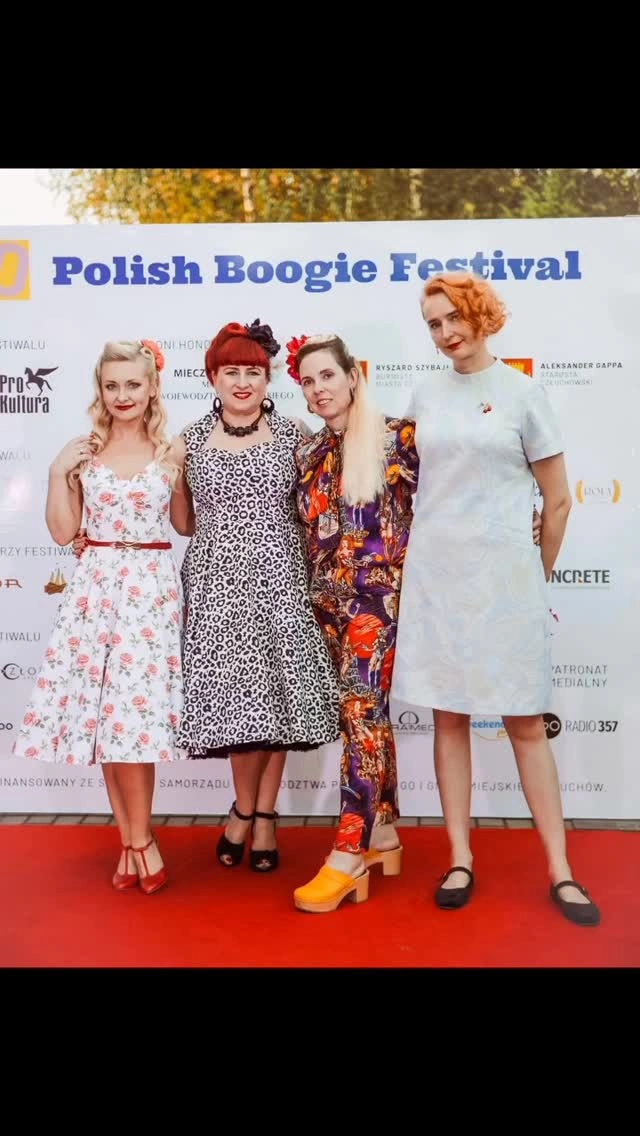 ✨ Wspomnienia z zeszłego lata! ✨
Tak wyglądał pokaz mody Chic Bow na zeszłorocznym wieczorze otwierającym Polish Boogie Festival w Człuchowie – kolorowe sukienki, energia dawnych lat i cudowna publiczność! 💃🌸

Jeśli wtedy Cię z nami nie było — koniecznie nadrób to w tym roku! 
Nowa edycja festiwalu już niebawem, a my znów pojawimy się na scenie! 🎶👗

Przyjedź, poczuj klimat lat 40., 50. i 60. zasłuchaj się w swingowych nutach i zobacz nasze sukienki na żywo!

📍 Człuchów | Polish Boogie Festival 2025
📅 24 lipca 2025 (czwartek) Canpol Night

Do zobaczenia! 💋
Natalia
—————————
#pokazmody #polishboogiefestival #sukienkinalato #letniasukienka #sukienkawkwiaty #retrosukienka #sukienkamidi #modaretro #rockandrollvibes #pinupstyle #sukienkapinup #pinupdress #pinup #50sstyle #50sstyleclothing #50sstyledress #polskamarka #chicbowbyjaskula